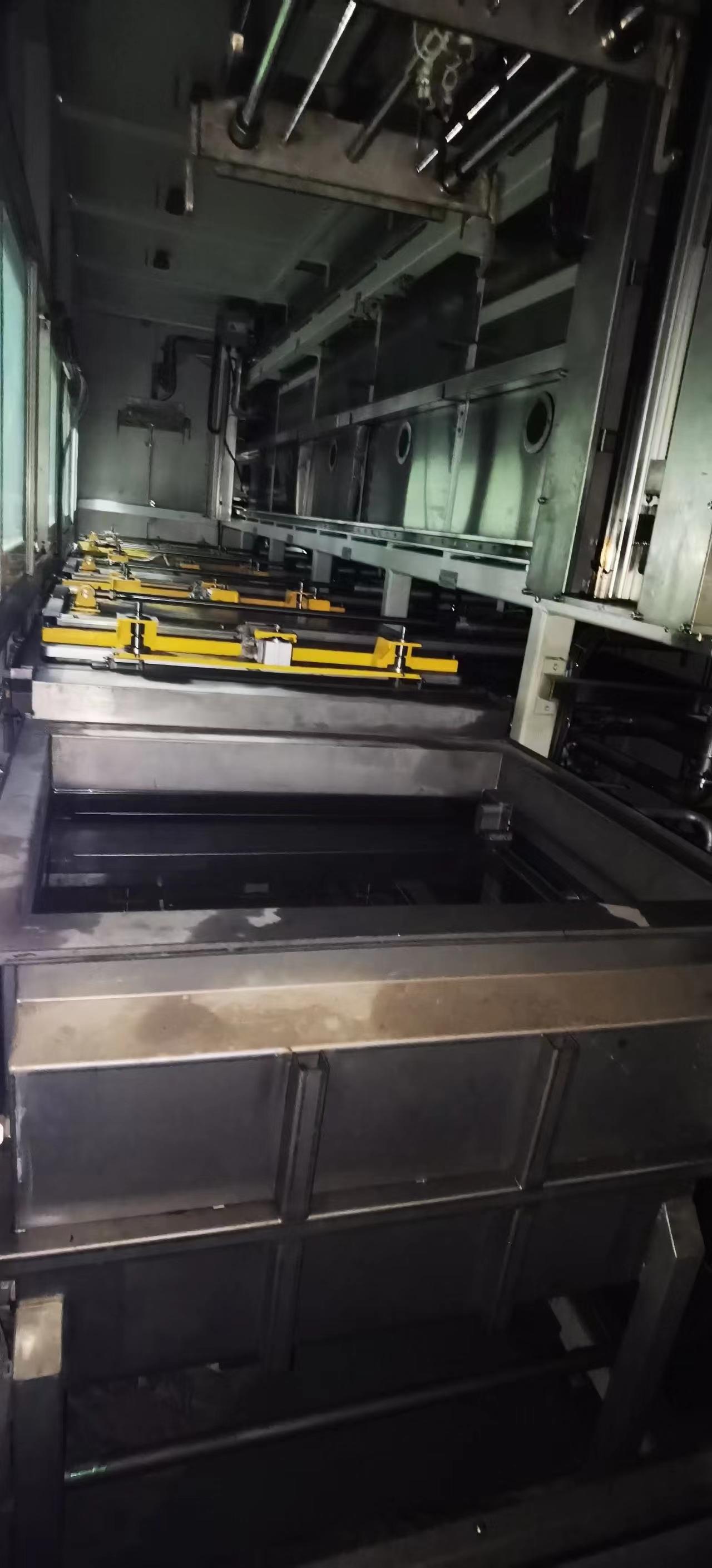Fully automatic hydrocarbon vacuum cleaning machine