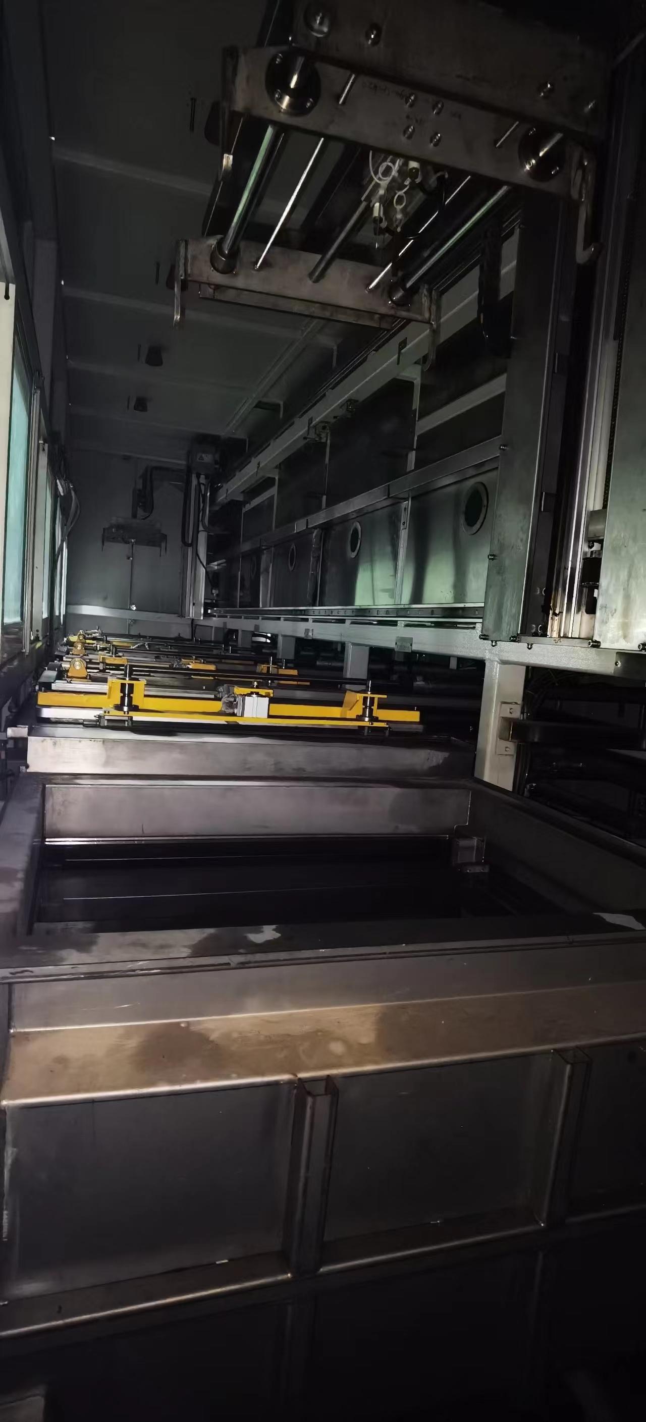 Fully automatic hydrocarbon vacuum cleaning machine